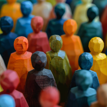 Das Bild zeigt eine Gruppe hölzerner Spielfiguren in unterschiedlichen Farben.