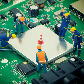 Das Bild zeigt winzige Bauarbeiterfiguren, die an einem Computerchip arbeiten.