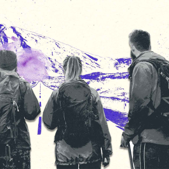 Zu sehen sind drei junge Menschen vor einem Berggipfel, ausgerüstet mit Rucksäcken, bereit den Berg zu besteigen.