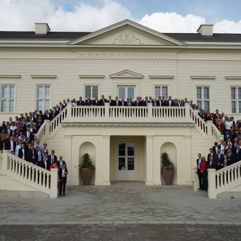 The picture shows the guests of the first International Symposium 2023 in Herrenhausen Palace, Hannover.