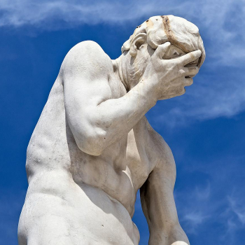 Das Bild zeigt eine Marmorskulptur von Kain nach dem Mord an seinem Bruder Abel (1896) von Henri Vidal (1864-1918) im Tuilerienpark, Paris, Frankreich.