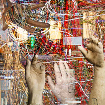 Viele Hände die nach Computerkabeln greifen.