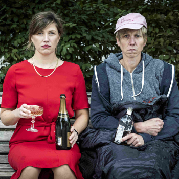 Das Bild zeigt beide Referentinnen mit Champagner und Hochprozentigem.