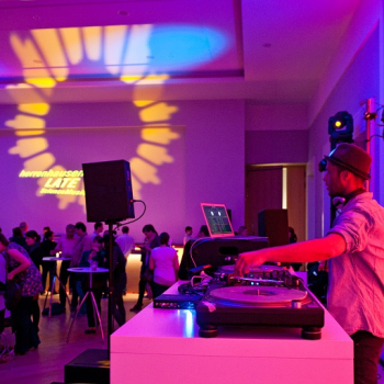 Das Bild zeigt DJ Richmond bei Herrenhausen Late der VolkswagenStiftung im Festsaal des Xplanatoriums Herrenhausen in Hannover.