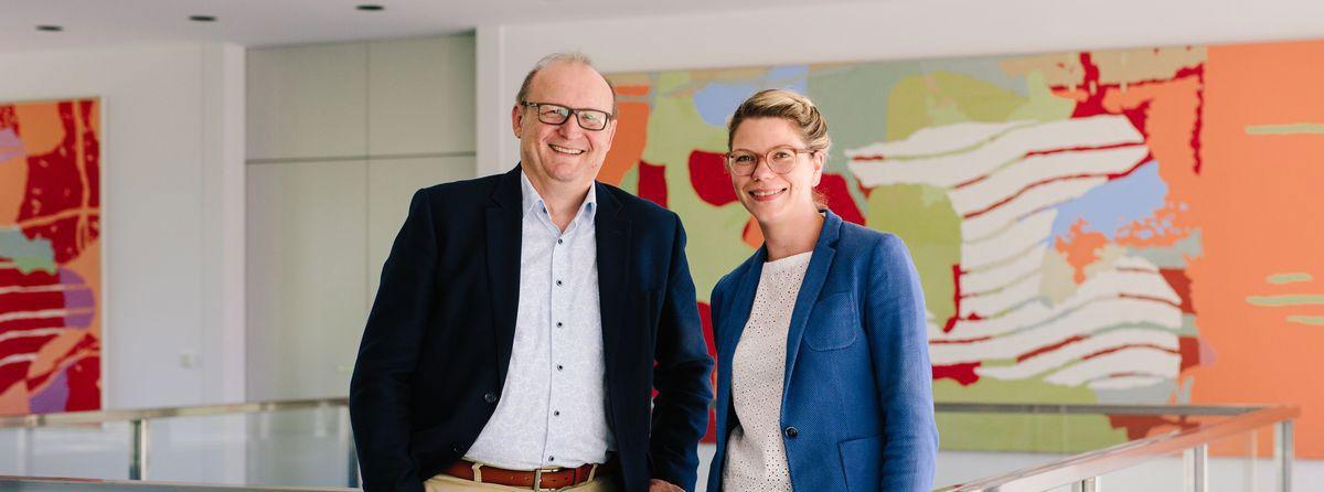 ein Mann und eine Frau in einem Treppenhaus