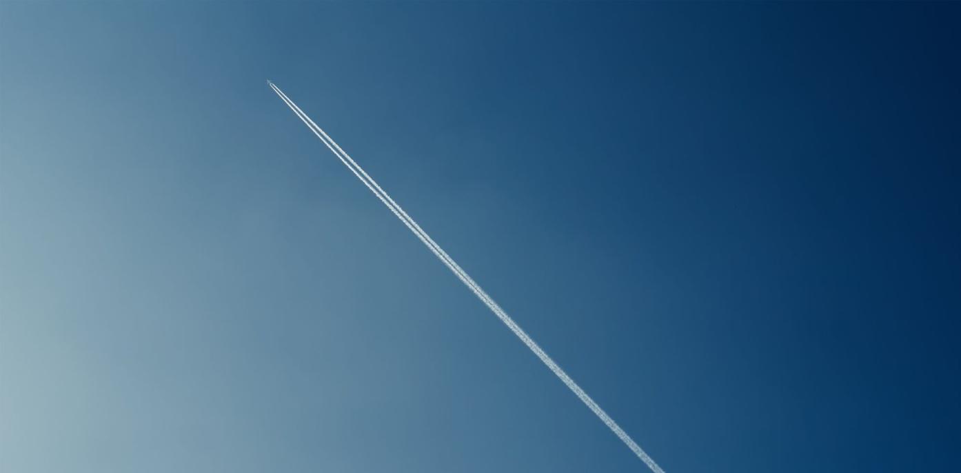 Kondensstreifen von Flugzeugen