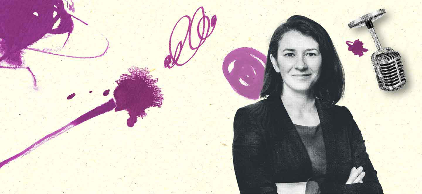 Frau im Portrait, im Hintergrund eine Illustration mit einem Mikrofon