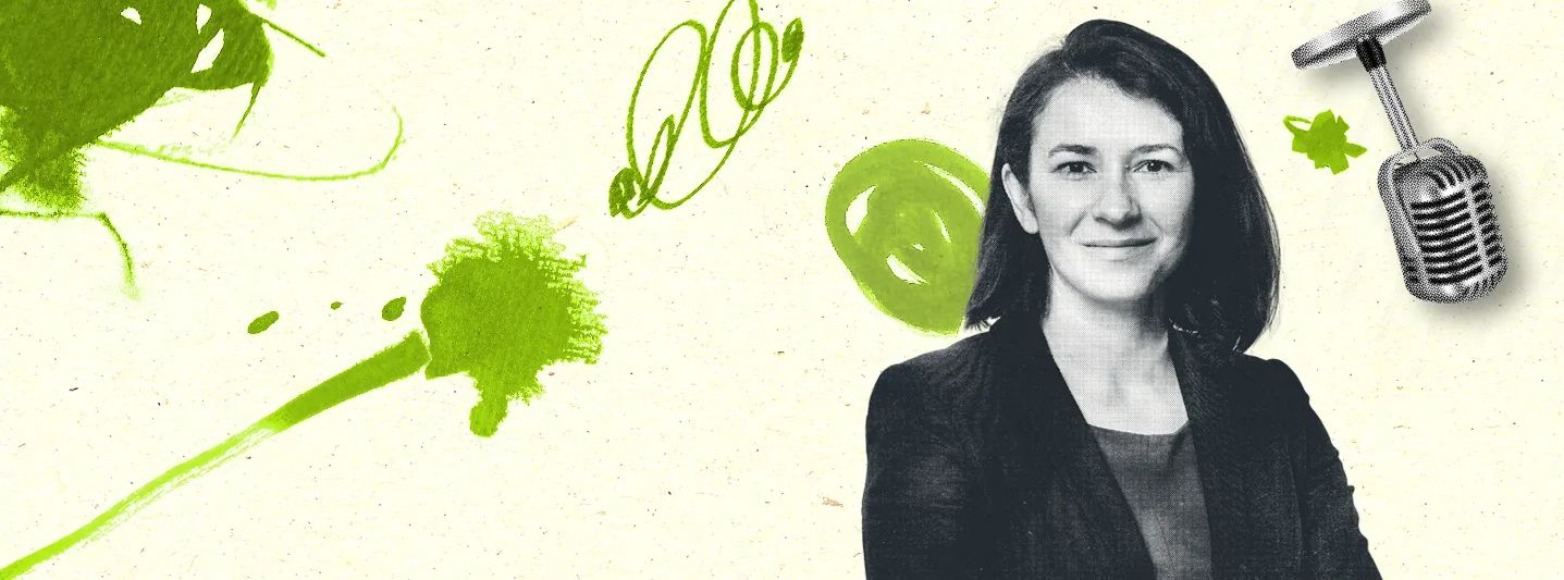 Portrait einer Frau, im Hintergrund ein Mikrofon