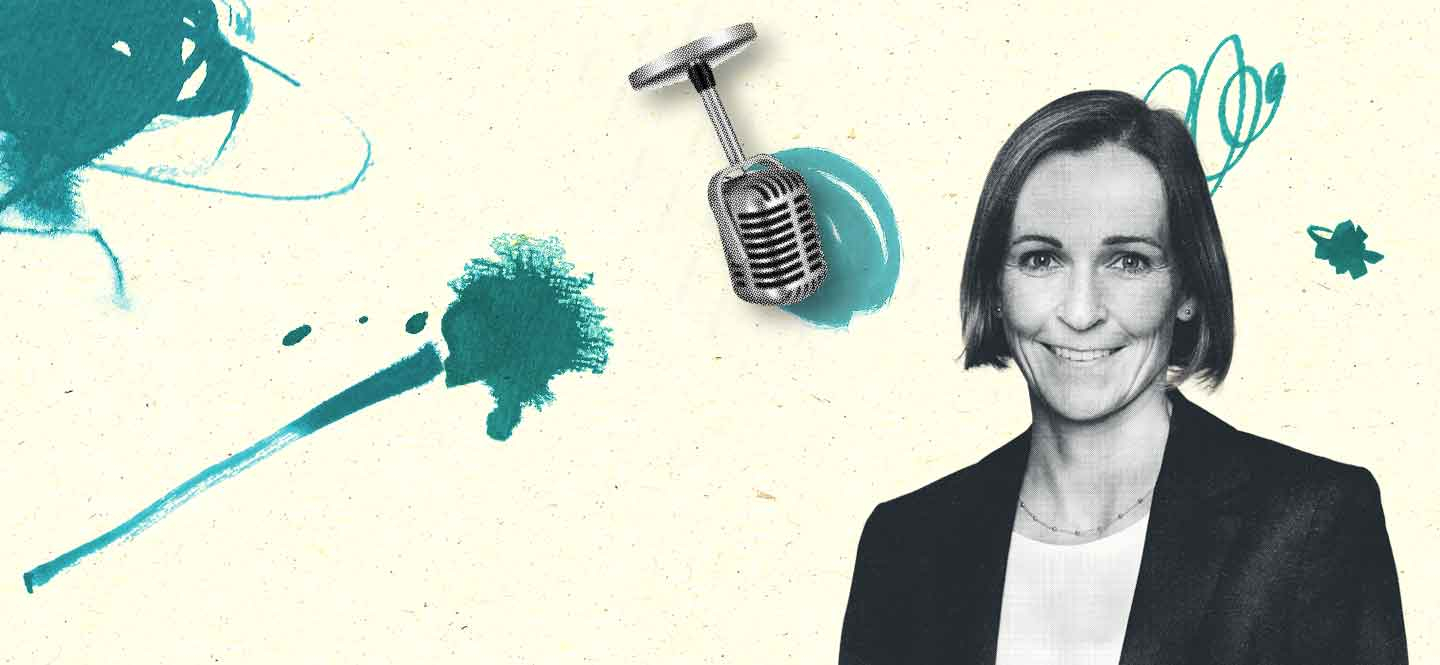 Frau im Portrait, dahinter Illustration mit MIkrofon