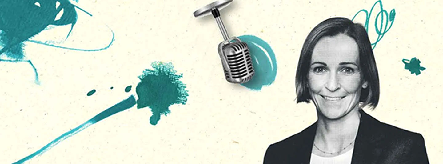 Frau im Portrait, im Hintergrund eine Illustration mit einem Mikrofon