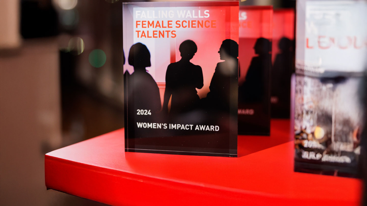 Glaspokal mit Schriftzug Women´s Impact Award