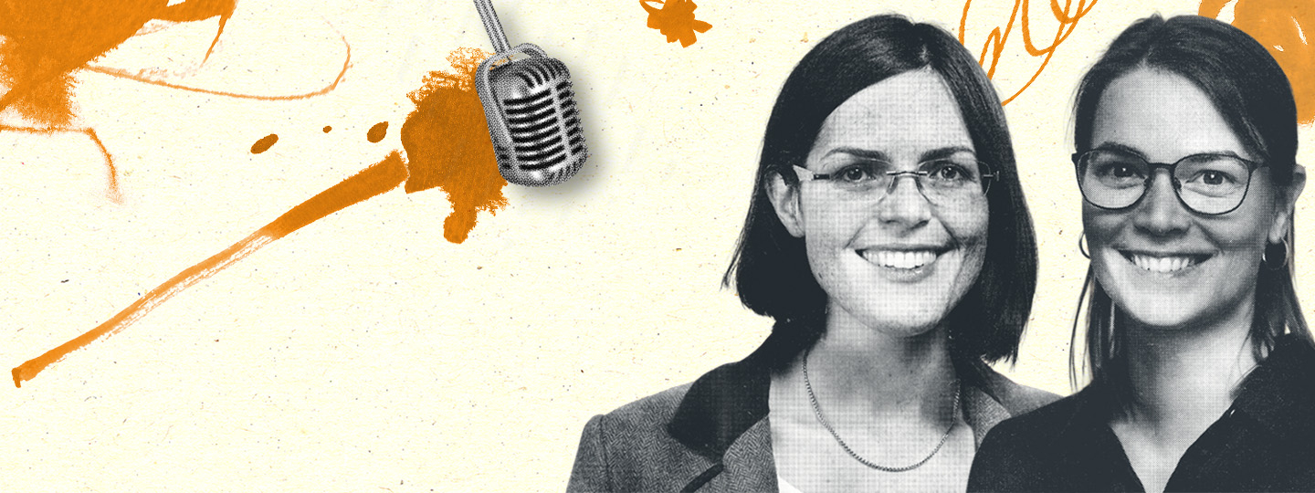 Zwei Frauen im Portrait, dahinter eine Illustration mit Mikrofon
