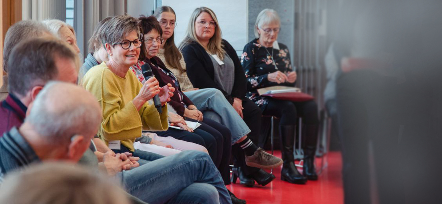 mehrere Menschen in einer Diskussionsrunde