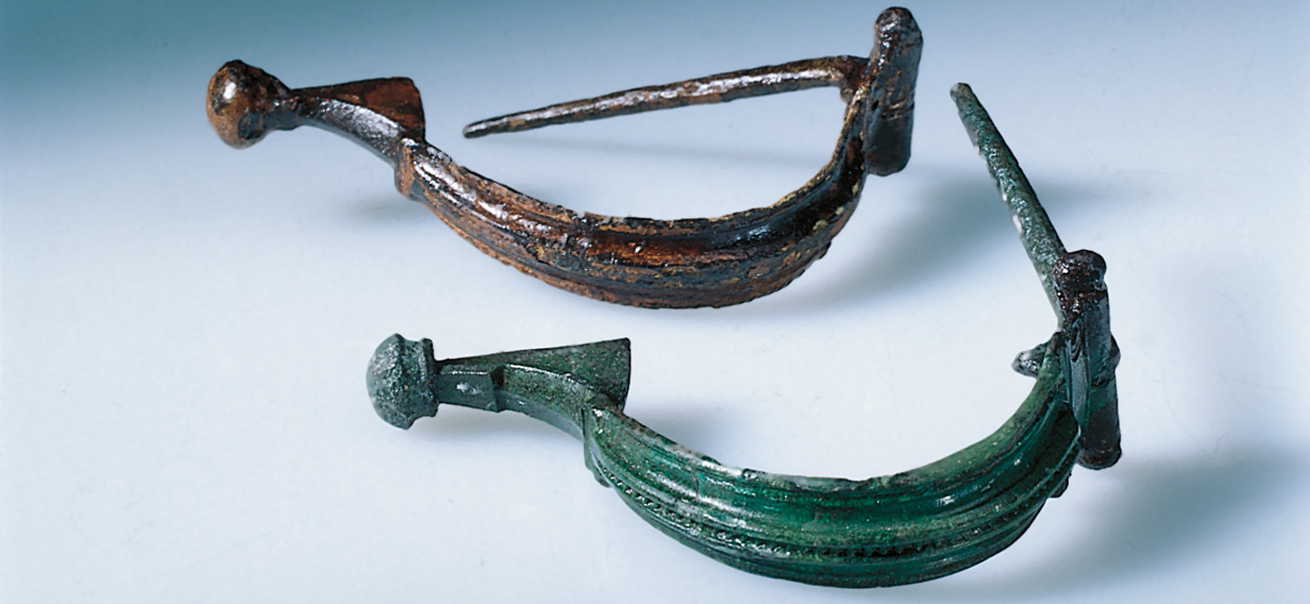 Zwei römische Fibeln, mit denen Mäntel geschlossen wurden