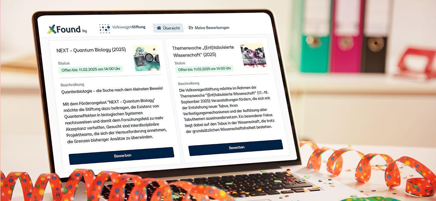 Laptop mit geöffnetem Bildschirm der das Förderportal der VolkswagenStiftung zeigt