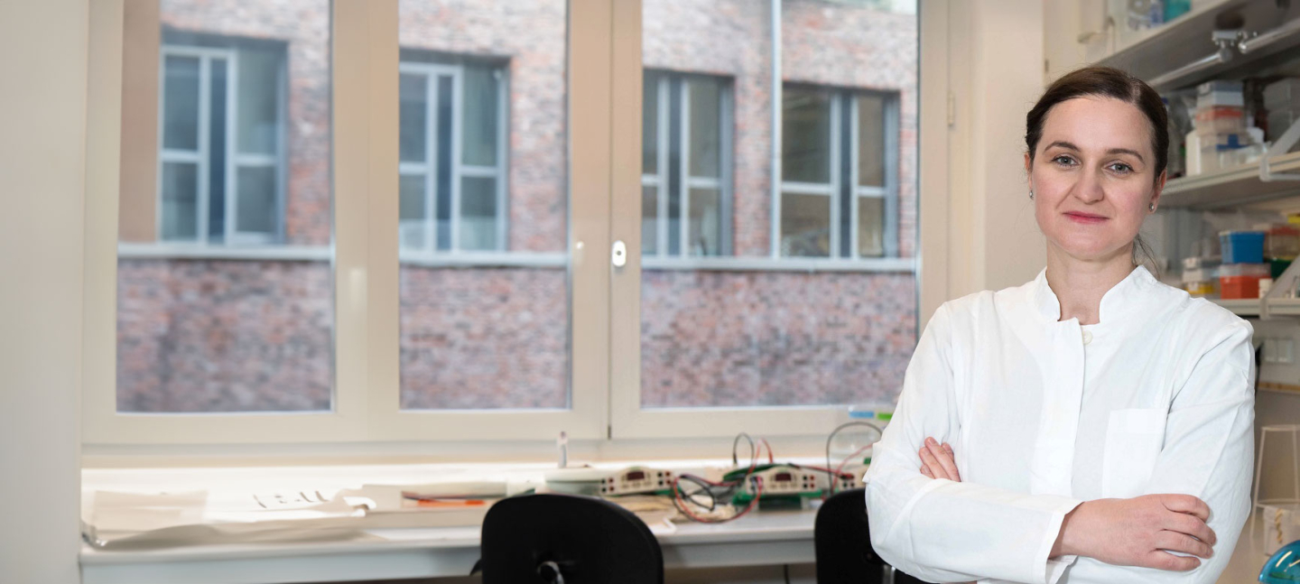 Frau steht in einem Labor