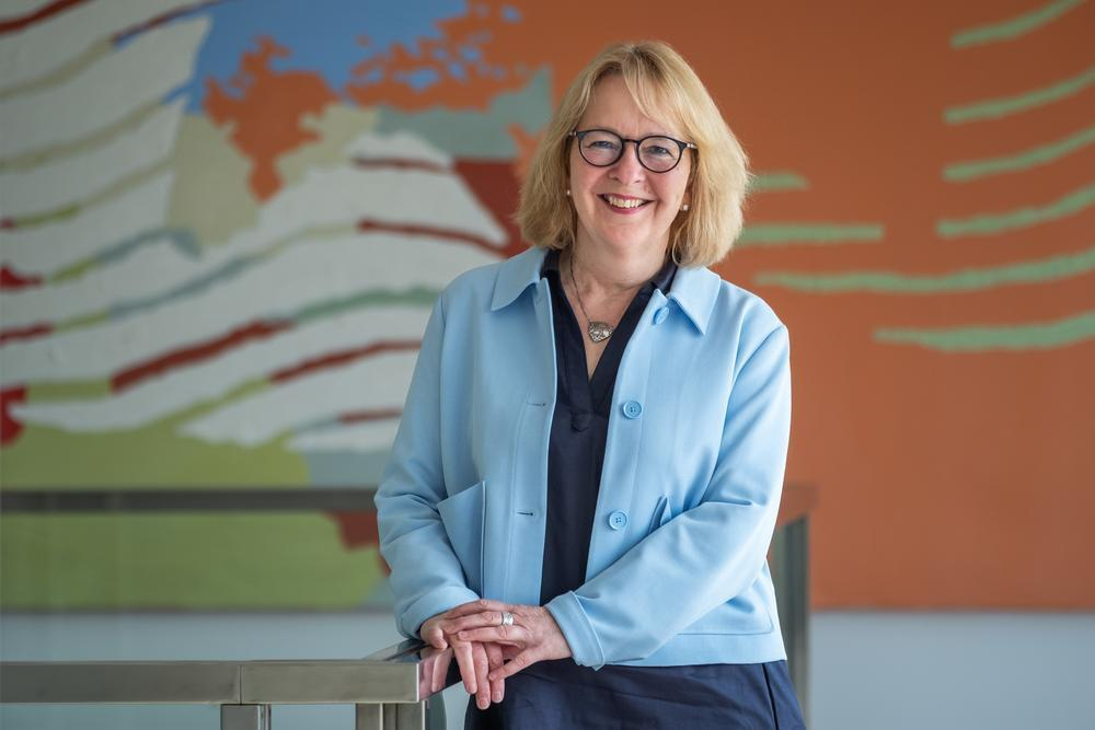 Portrait einer Frau vor einem modernen Gemälde