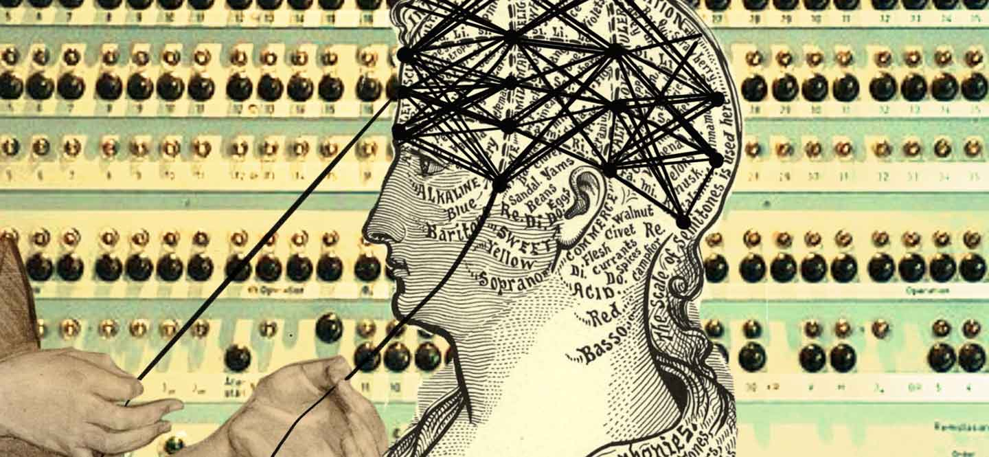 Eine Collage mit einer Vintage-Illustration des Kopfes einer Frau, die mit beschrifteten Abschnitten versehen ist, die an ein Phrenologiediagramm erinnern. Die kartierten Abschnitte werden von einem neutralen Netzdiagramm überlagert, das sich kreuzende schwarze Linien zeigt. Zwei anonyme Hände strecken sich von der linken Seite aus und ziehen an zwei Drähten des Diagramms. Im Hintergrund ist eine Tafel der Turing-Maschine mit zahlreichen Knöpfen und Schaltern zu sehen