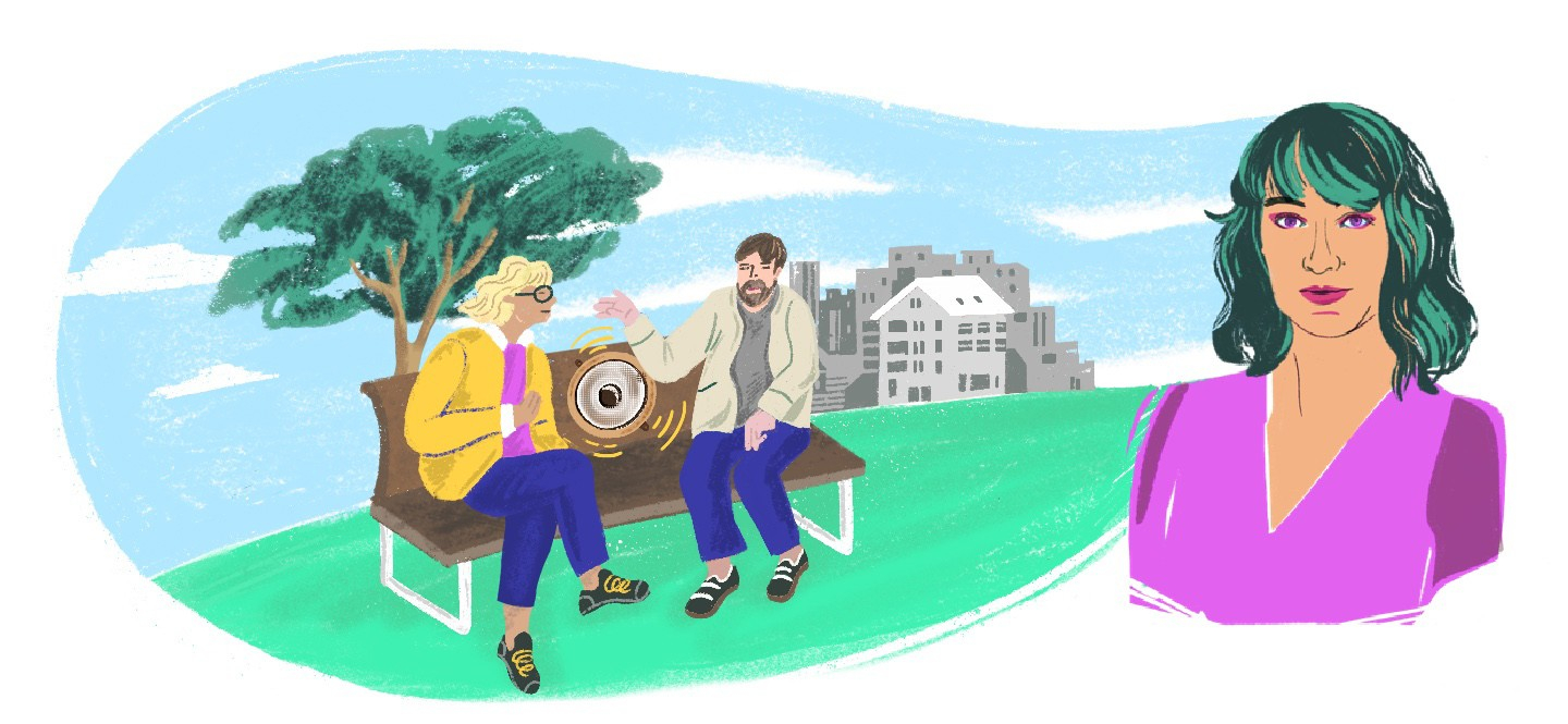 Eine Frau und ein Mann sitzen auf einer Parkbank mit einer Stadt im Hintergrund. In die Parkbank ist ein Lautsprecher integriert. Eine weitere Frau Blickt von rechts auf die Szenerie.