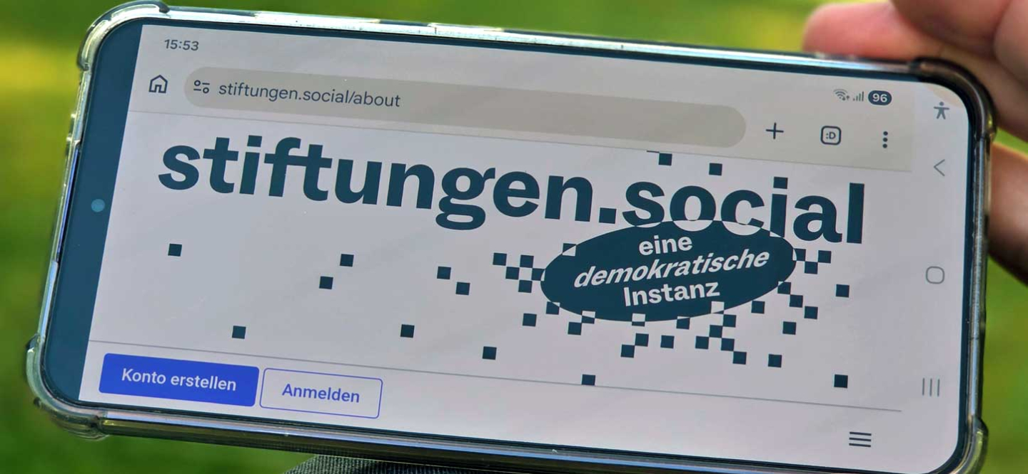 Handybildschirm zeigt den Mastodon-Account von stiftungen.social