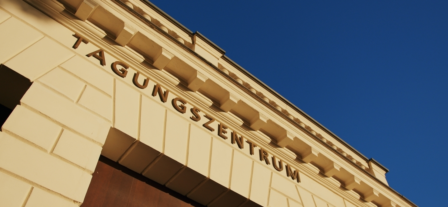 Ein Gebäude mit dem Schriftzug Tagungszentrum