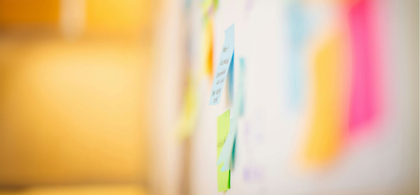 Bunte Post-its an einer Wand