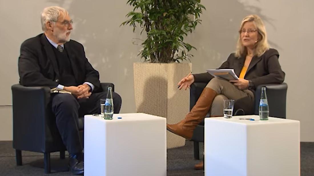 Dennis Meadows sitzt neben  Christiane Grefe und wird von ihr interviewed.
