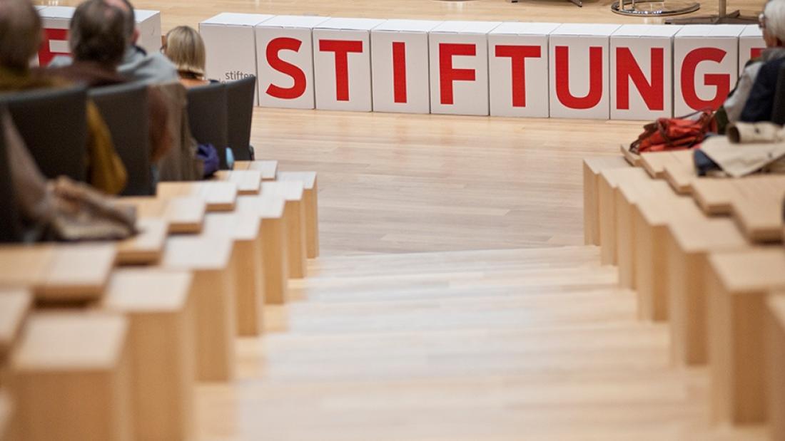Blick in ein Auditorium in dem das Wort "Stiftung" auf Kartons steht.