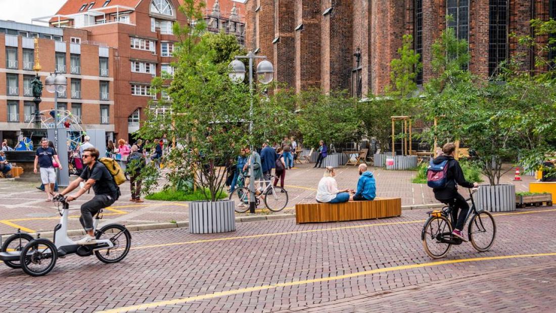 Menschen bewegen sich durch die Innenstadt von Hannover, die zusätzlich begrünt und mit Bänken ausgestattet ist.