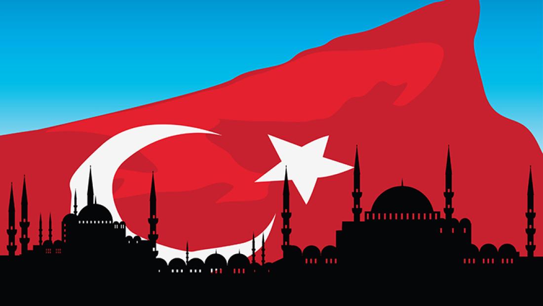 Türkei-Flagge hinter der Silhouette von Istanbul.