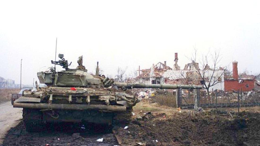 Ein zerstörter jugoslawischer Panzer steht in einem Kriegsgebiet.