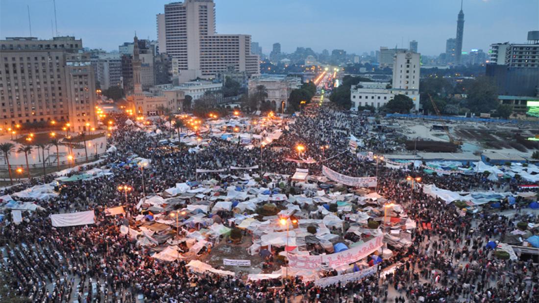 Menschen protestieren auf dem Tahrir Platz gegen Mubarak.
