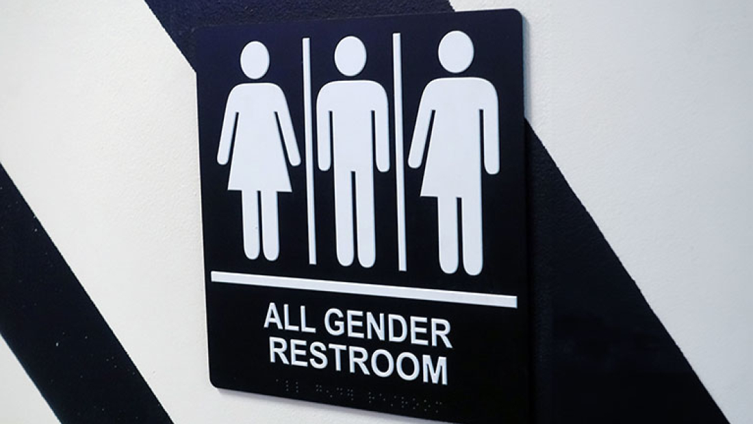 Zu sehen ist eine genderneutrale Beschilderung einer öffentlichen Toilette. 
