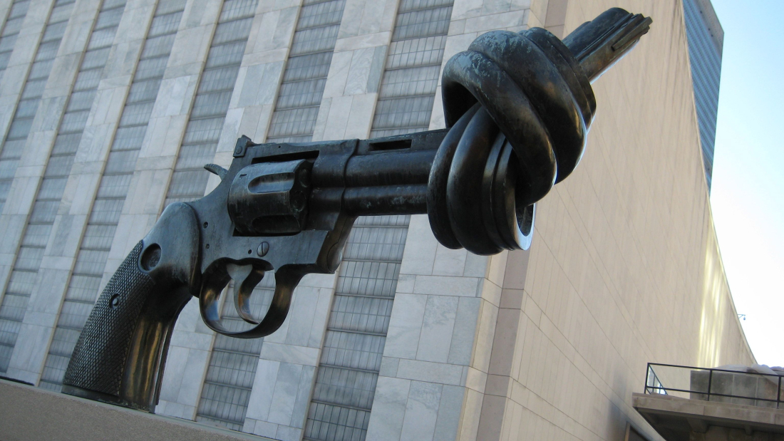 Das Bild zeigt die Skulptur des verknoteten Revolvers vor dem UN-Sitz in New York