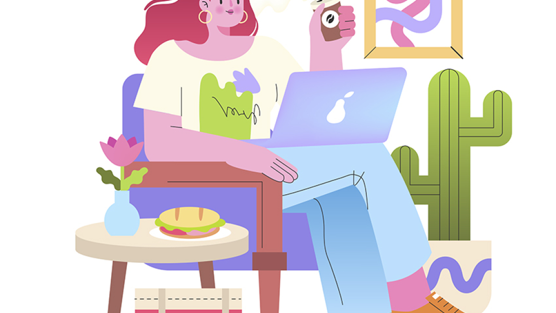 Das Bild zeigt eine Frau mit Laptop auf dem Schoß in ihrem Wohnzimmer.