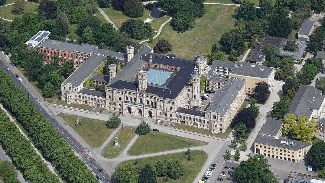 Das Bild zeigt das Welfenschloss in Hannover aus einer Luftaufnahme
