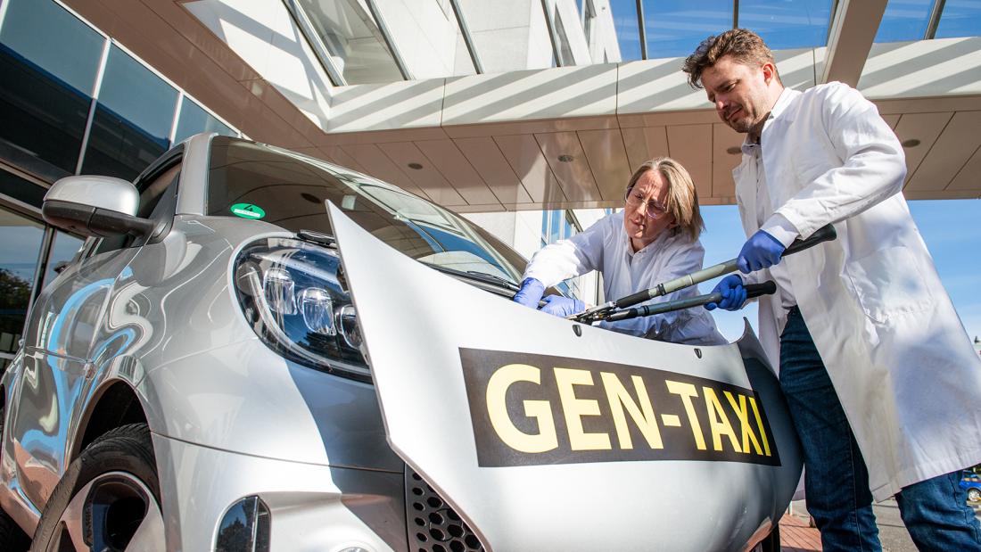 Auto mit der Aufschrift Gen-Taxi