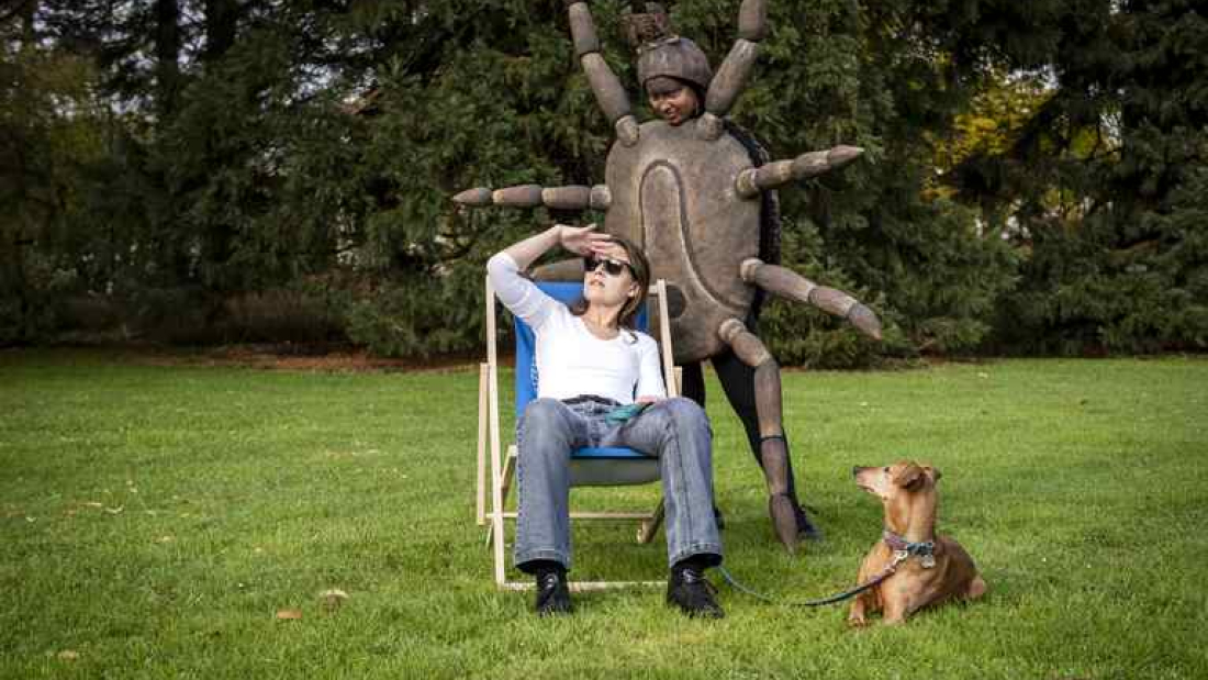 Das Bild zeigt Professorin Strube im Liegestuhl mit Riesenzecke und Hund