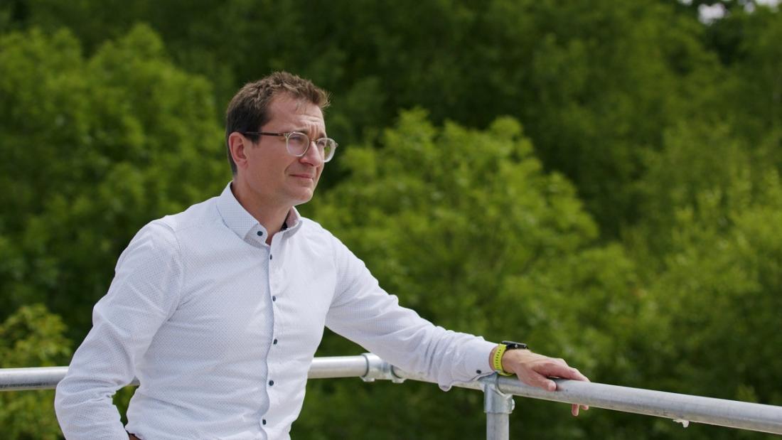 Tobias Erb auf einer Dachterrasse.