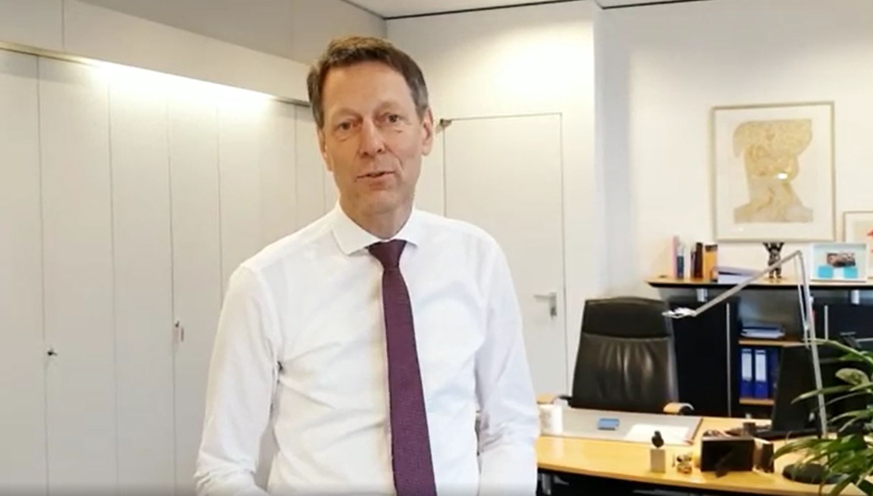 Dr. Schütte, Generalsekretär der VolkswagenStiftung, über seine